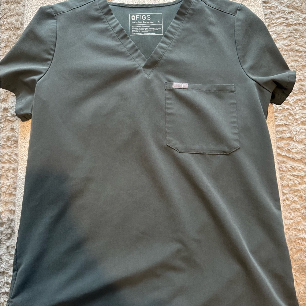 FIGS Women’s Bundle Catarina Scrub Top and Zamora Joggers in Bonsai